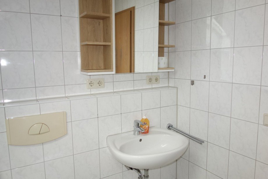 Bad, Spiegelschrank Dachgeschosswohnung Tacherting