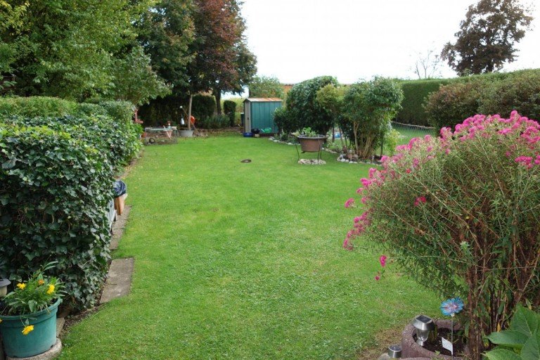 Garten, vor der Neuvermietung Teising Reihenmittelhaus BIETERVERFAHREN: laufend modernisiertes Reihenmittelhaus, 4 Zi., mit Garten und Garage in Teising