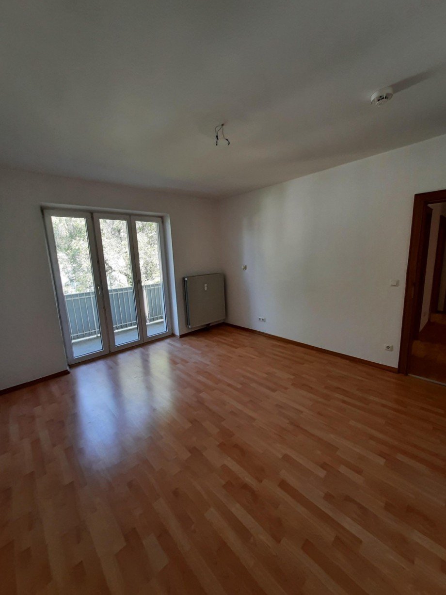 Zi 3 Balkonzugang (2) Wohnung Rosenheim