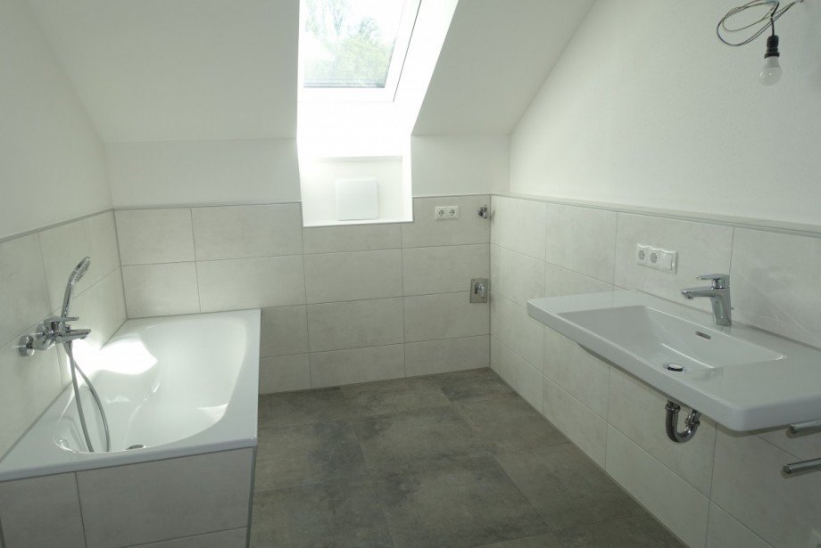 WE 7 Bad, Badewanne Dachgeschosswohnung Kraiburg