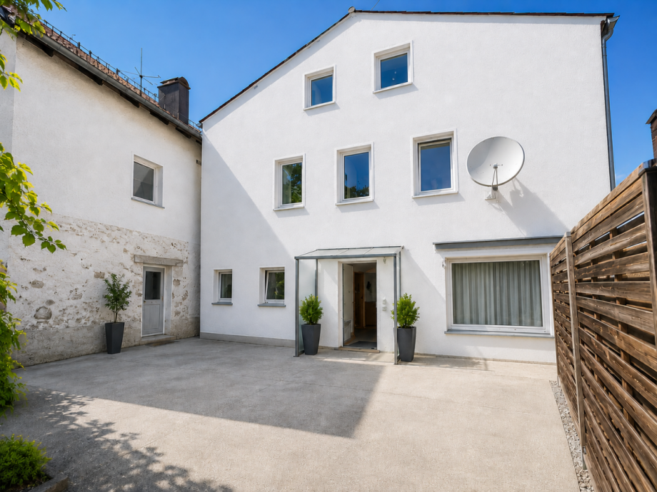 S�d-W-Ansicht, KI verbessert Zweifamilienhaus Buchbach
