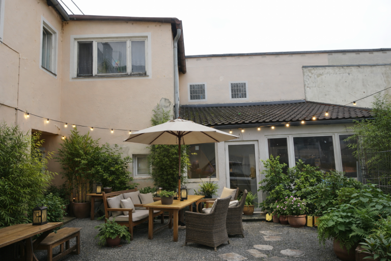 Innenhof KI generiert Frontenhausen Mehrfamilienhaus Denkmalschutz-MFH - Attraktive Kapitalanlage mit aktuell 8,46% Rendite, weiter steigerbar