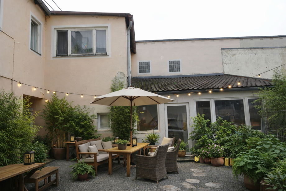 Innenhof KI generiert Mehrfamilienhaus Frontenhausen