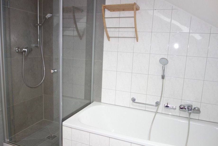 Bad, BW, Dusche Dachgeschosswohnung Tacherting